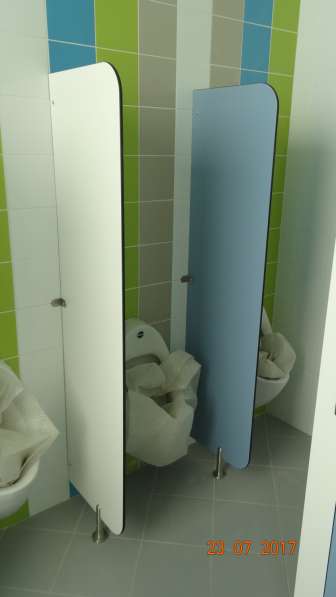 Сантехническая фурнитура перегородок туалетов пластик HPL в фото 3