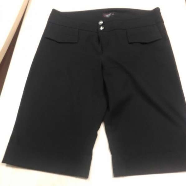 Черные женские шорты (до колена), брючной ткани, снизу манже в 