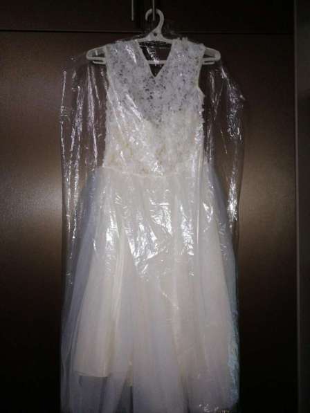 Платье кремово-белого цвета