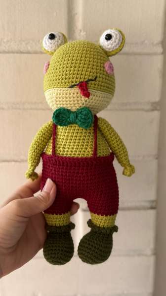 Вязаная игрушка Лягушка