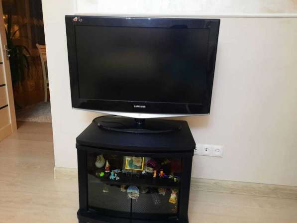Продам телевизор Самсунг диагональ-108 см с тумбой -подставк