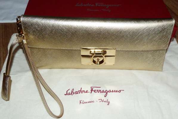 Клатч оригинальный SALVATORE FERRAGAMO золотистого цвета