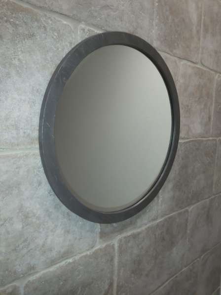 Круглое зеркало в деревянной раме 70 см в фото 4