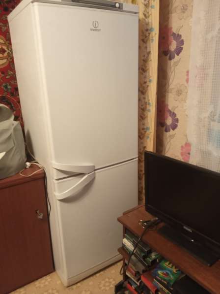Продам двухкамерный холодильник Индезит