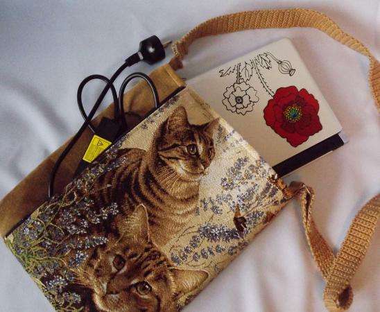 Яркая и практичная женская текстильная сумочка ручной работы с рисунком «Кошки» в Тюмени