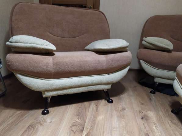 Продам мягкую мебель б/у (диван и 2 кресла) в Хабаровске