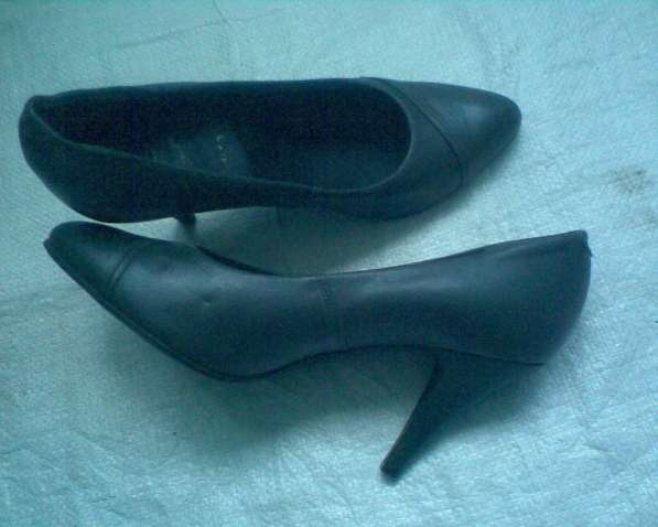 Темно-серые шикарные туфельки из натуральной кожи в фото 4
