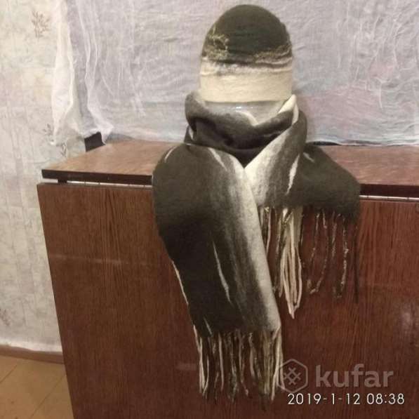 Зелено-бежевый валяный шерстяной шарф в фото 13