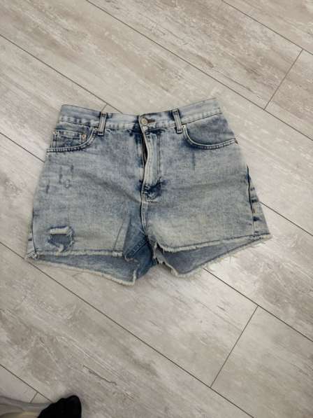 Голубые шорты