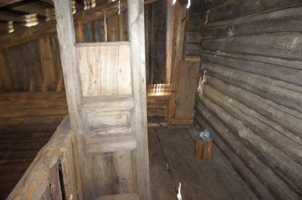 Бревенчатый дом в тихой деревне в Сергиевом Посаде