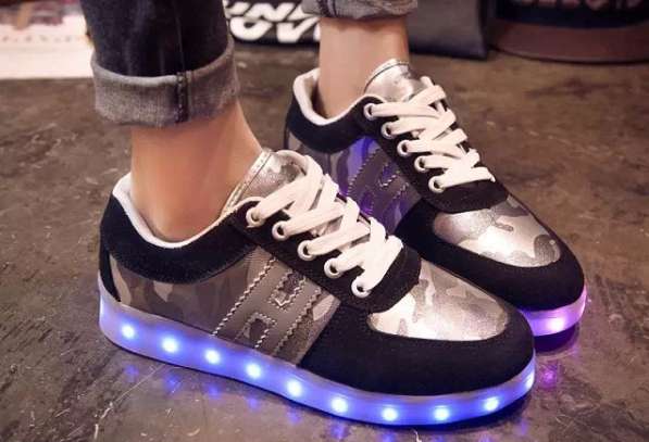 Модные LED кроссовки с подсветкой подошвы в фото 3