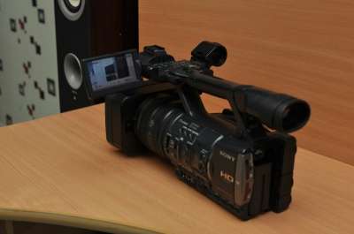 видеокамеру Sony Sony HDR-AX2000E