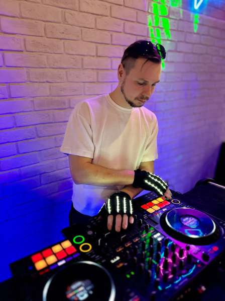 Dj Диджей с оборудованием