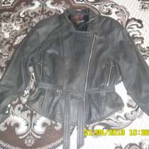 Продам женскую кожаную куртку 44-46 размера, в Красноярске