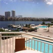 Квартира в Авентуре с видами на озеро, в г.Aventura