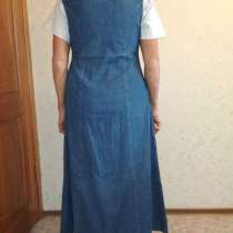 Продам джинс синий сарафан-рубашка 48-52, в Новосибирске
