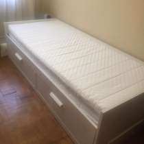 Продаю кровать-кушетку с 2 ящиками и матрасами, цвет белый, в Санкт-Петербурге