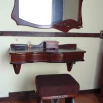 Туалетный столик с зеркалом и пуфиком, в Сочи