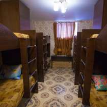 Кровать в мужской комнате хостела Барнаула, в Барнауле