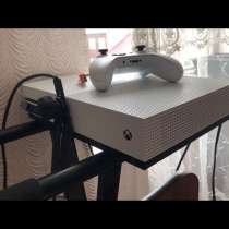 Xbox one s 500 gb 2 контроллера и 2 игры, в Черкесске