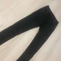 Черные с начесом джинсы, тянутся 50/50, в Владикавказе